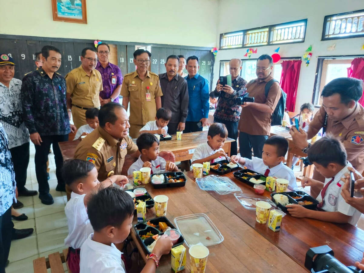 Sekolah di Buleleng Mulai Uji Coba Makan Bergizi Gratis, Lihat Ekspresi Pj Gubernur