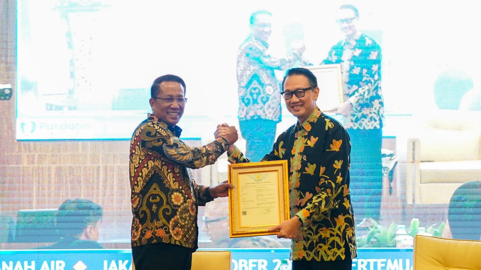 Menkum Supratman Serahkan Surat Pencatatan Ciptaan Buku Arif Havas Oegroseno