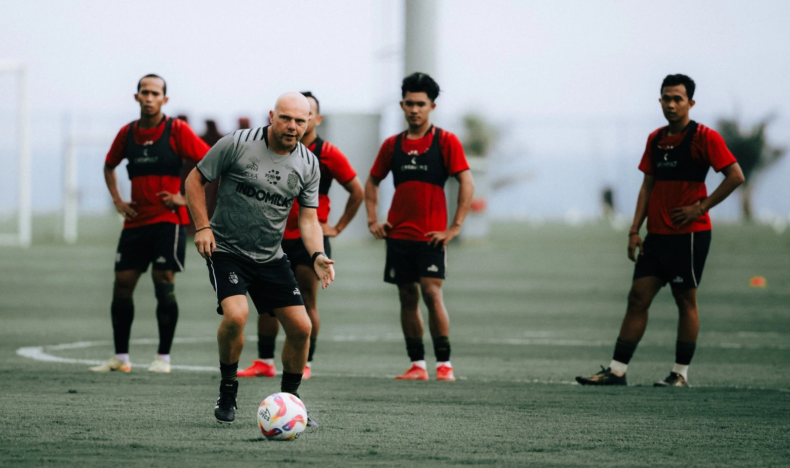 Johnny Jansen tak Tertarik Mendatangkan 11 Pemain Asing, Fokus Produk Akademi