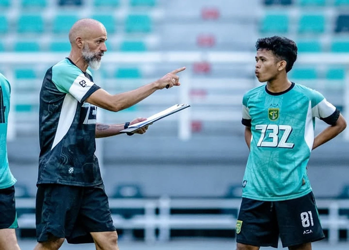 Eduardo Perez Kerja Keras Mencari Cara Bungkam Bali United di Stadion GBT