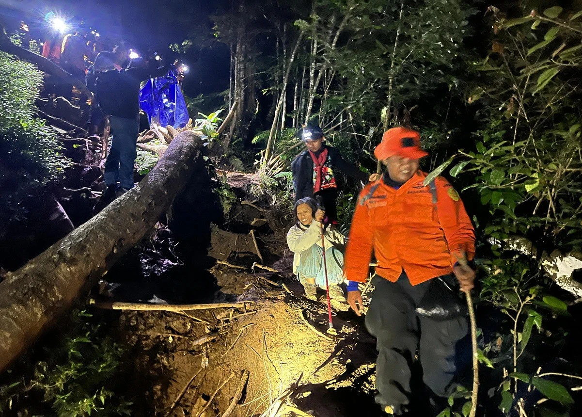 Detik-detik Evakuasi Pasangan Ibu & Anak Pendaki Gunung Batukaru Ditemukan