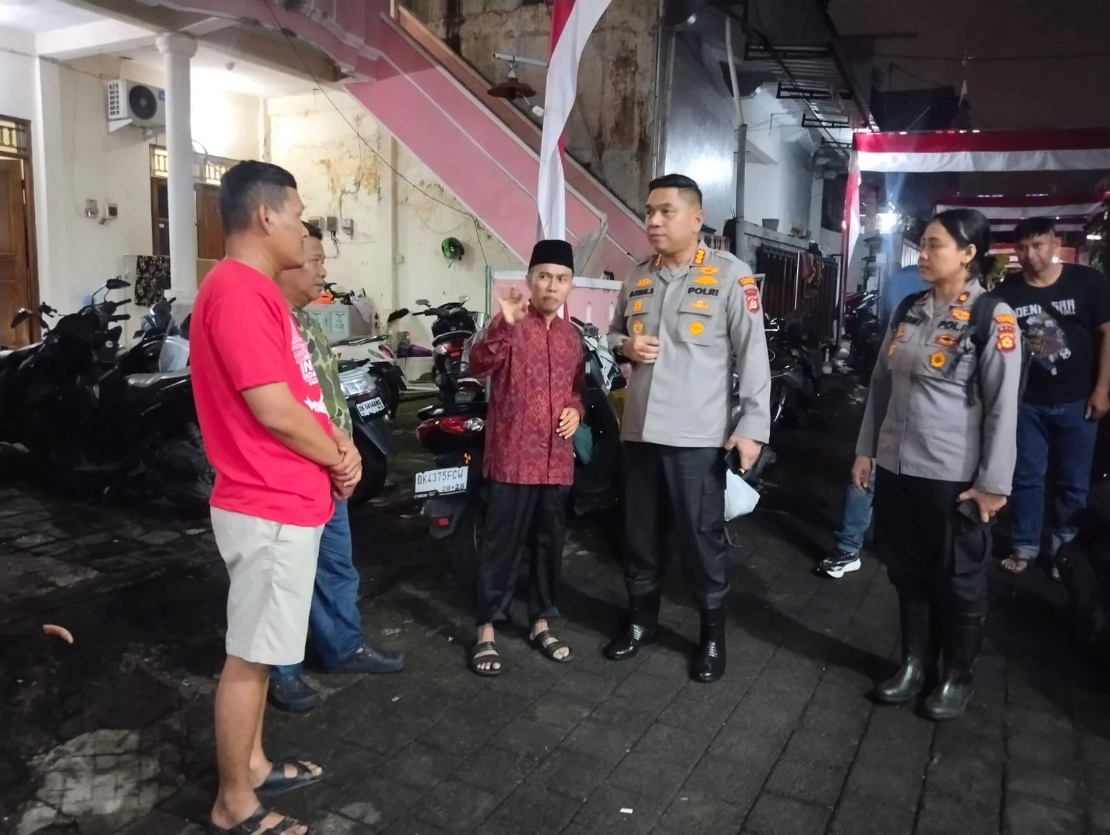 Kombes Iqbal Cek Posko Banjir di Musala Al-Hikmah, Bagi Obat dan Vitamin