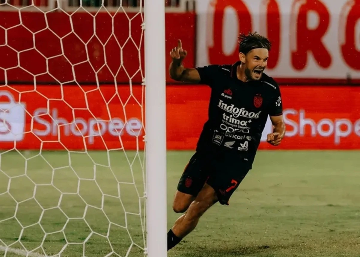 Kecepatan Thijmen Goppel saat Cetak Gol ke Gawang Alan Bernandon Luar Biasa