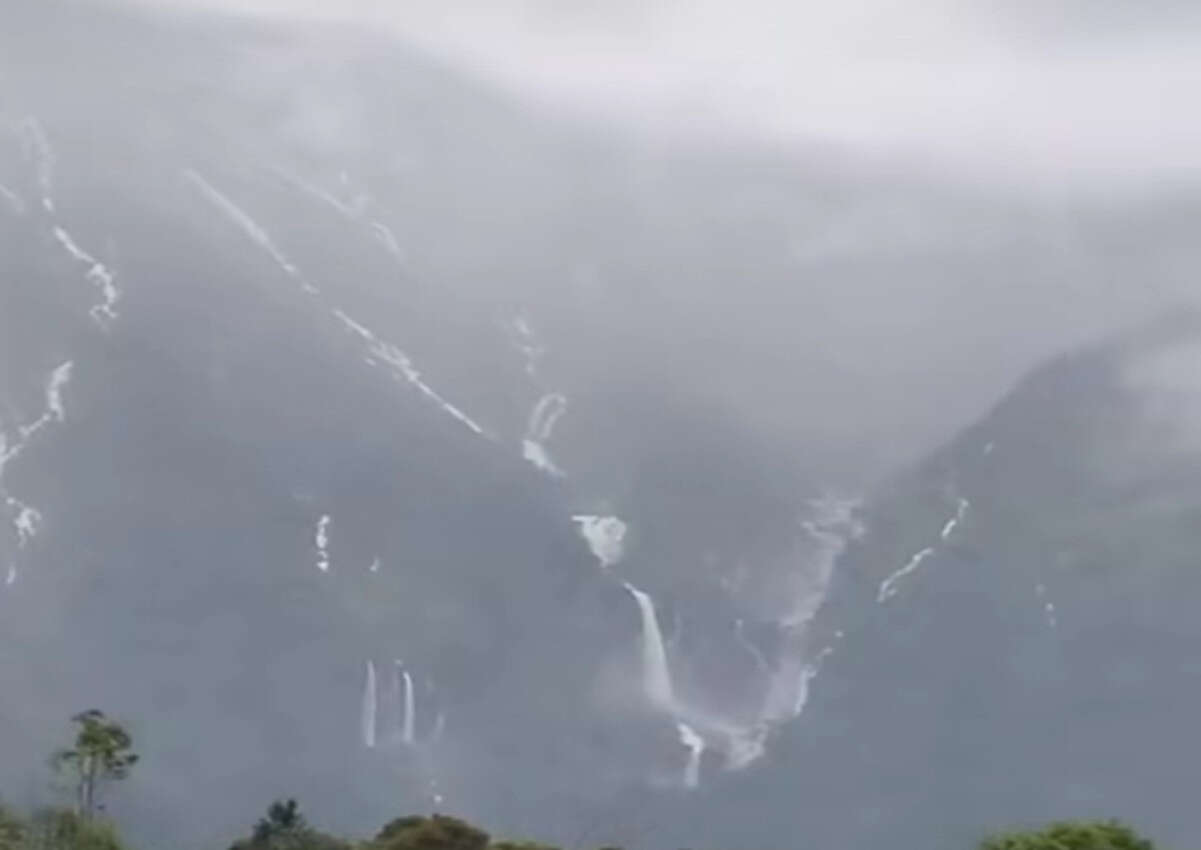 Viral Muncul Air Terjun Dadakan di Gunung Agung Bali, Jalur Pendakian Berisiko