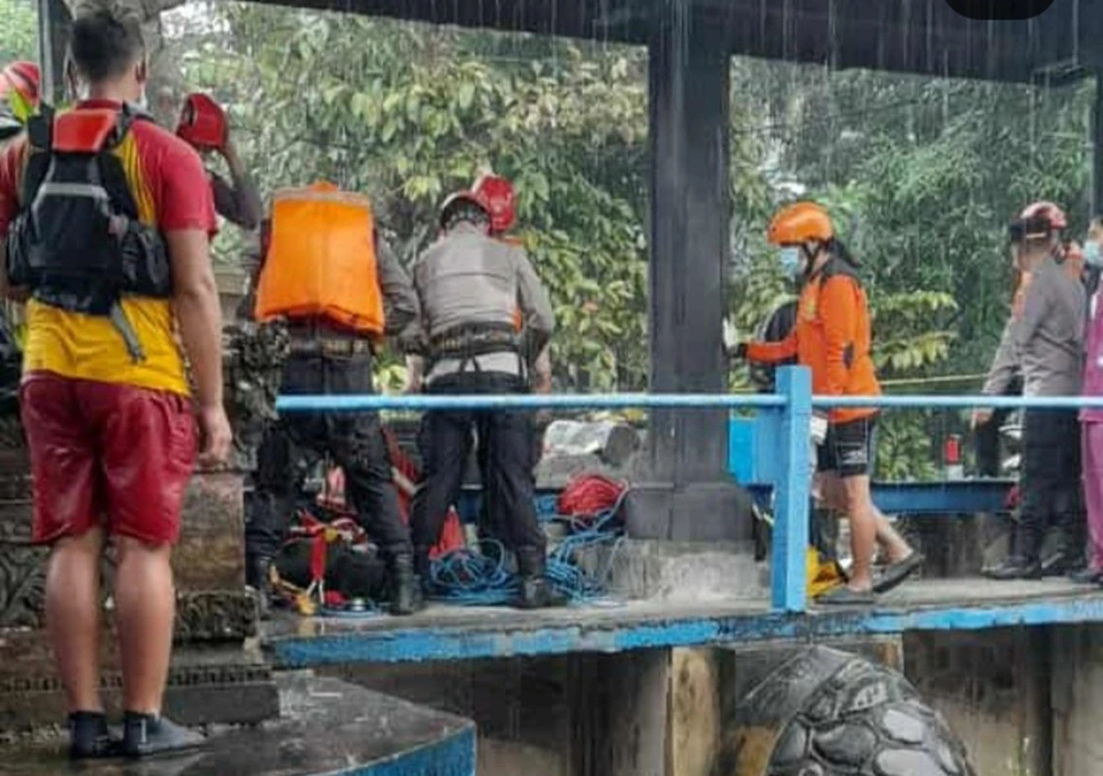 Mayat Tanpa Busana Tersangkut Pintu Air Dam Oongan Denpasar, Baunya Menyengat