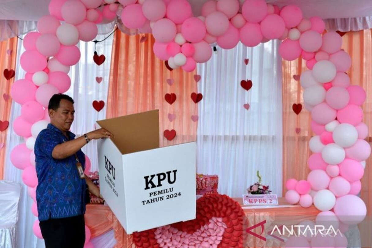 Yang Unik di TPS 26 Desa Peguyangan Kangin Denpasar: Petugas Perempuan, Serba Valentine