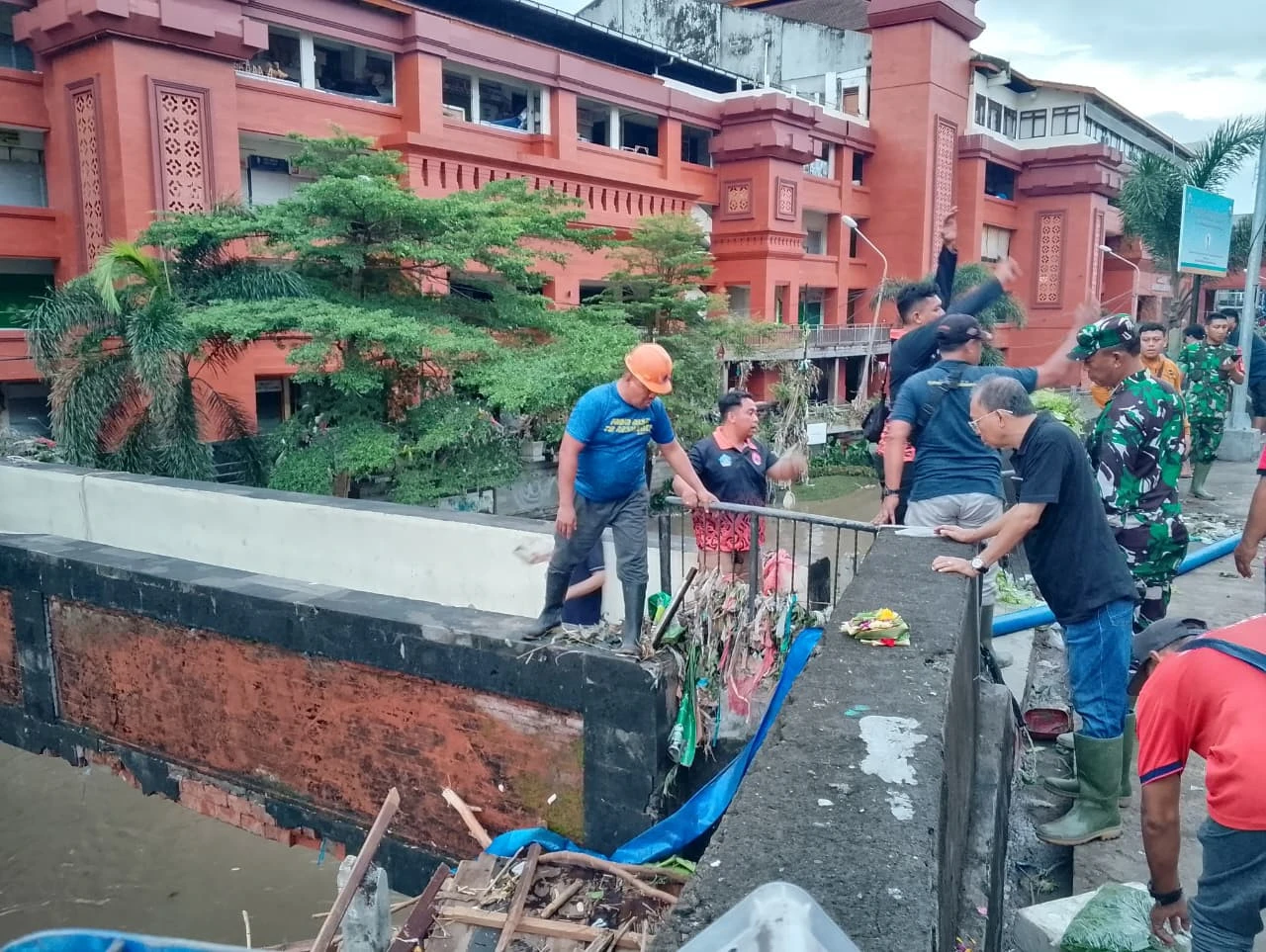 Koster Turun Gunung, Pimpin Penyedotan Air di Basement Pasar Badung