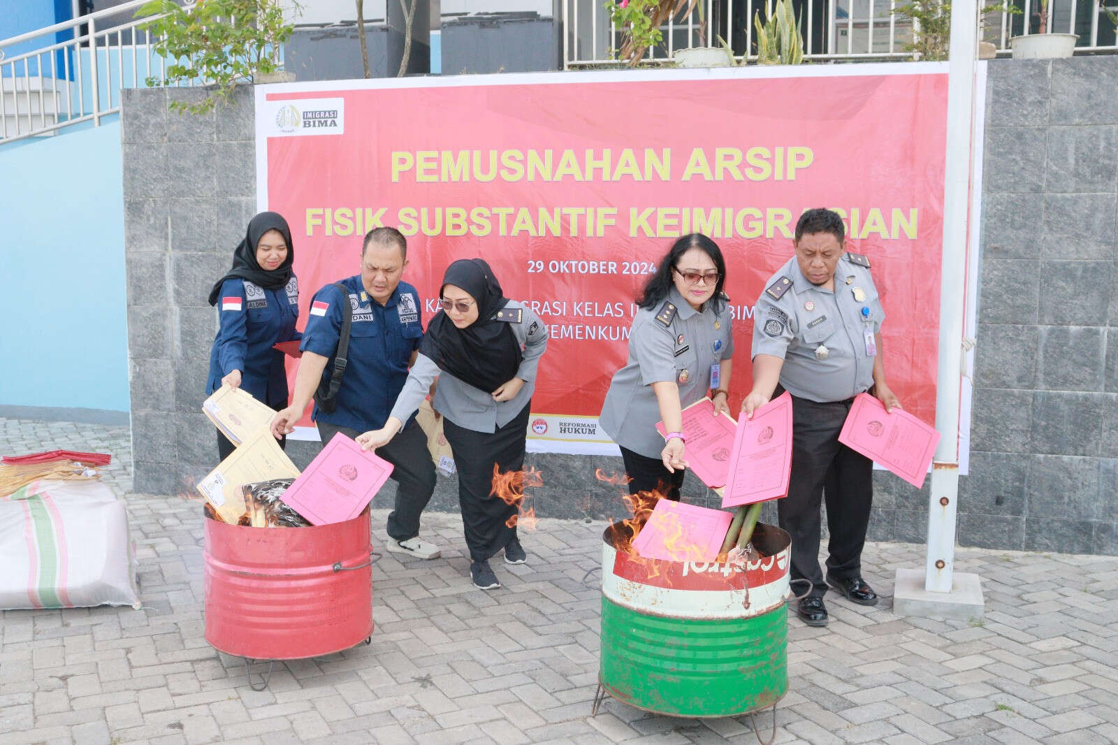 Kemenkumham NTB Musnahkan 823 Arsip Fisik Imigrasi Bima, Hapus Barang Bukti