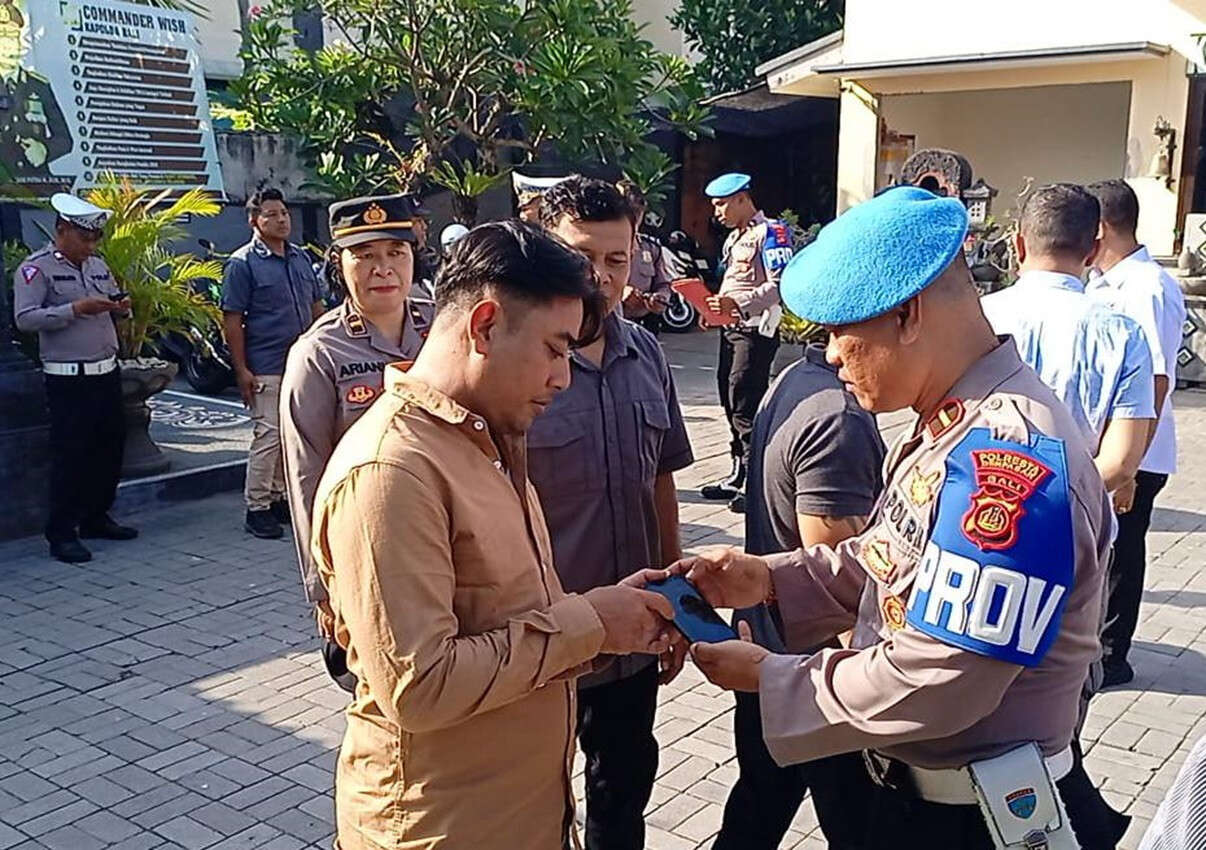 Provos Polsek Dentim & Kuta Cek Handphone Anggota, Antisipasi Judi Online