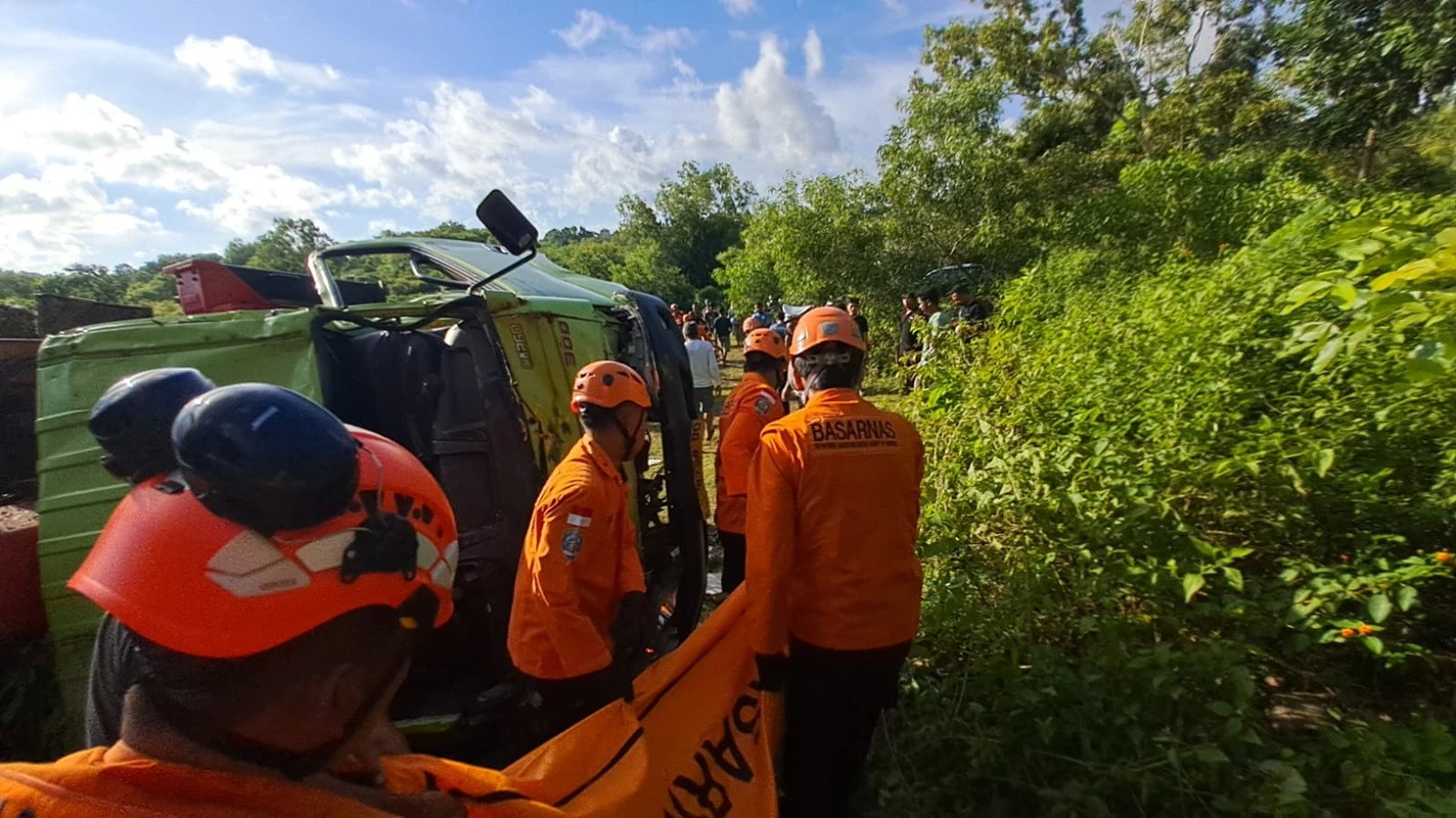Truk Pengangkut Alat Berat Terguling di Tanjakan Pura Wisesa Ungasan, Sopir Tewas