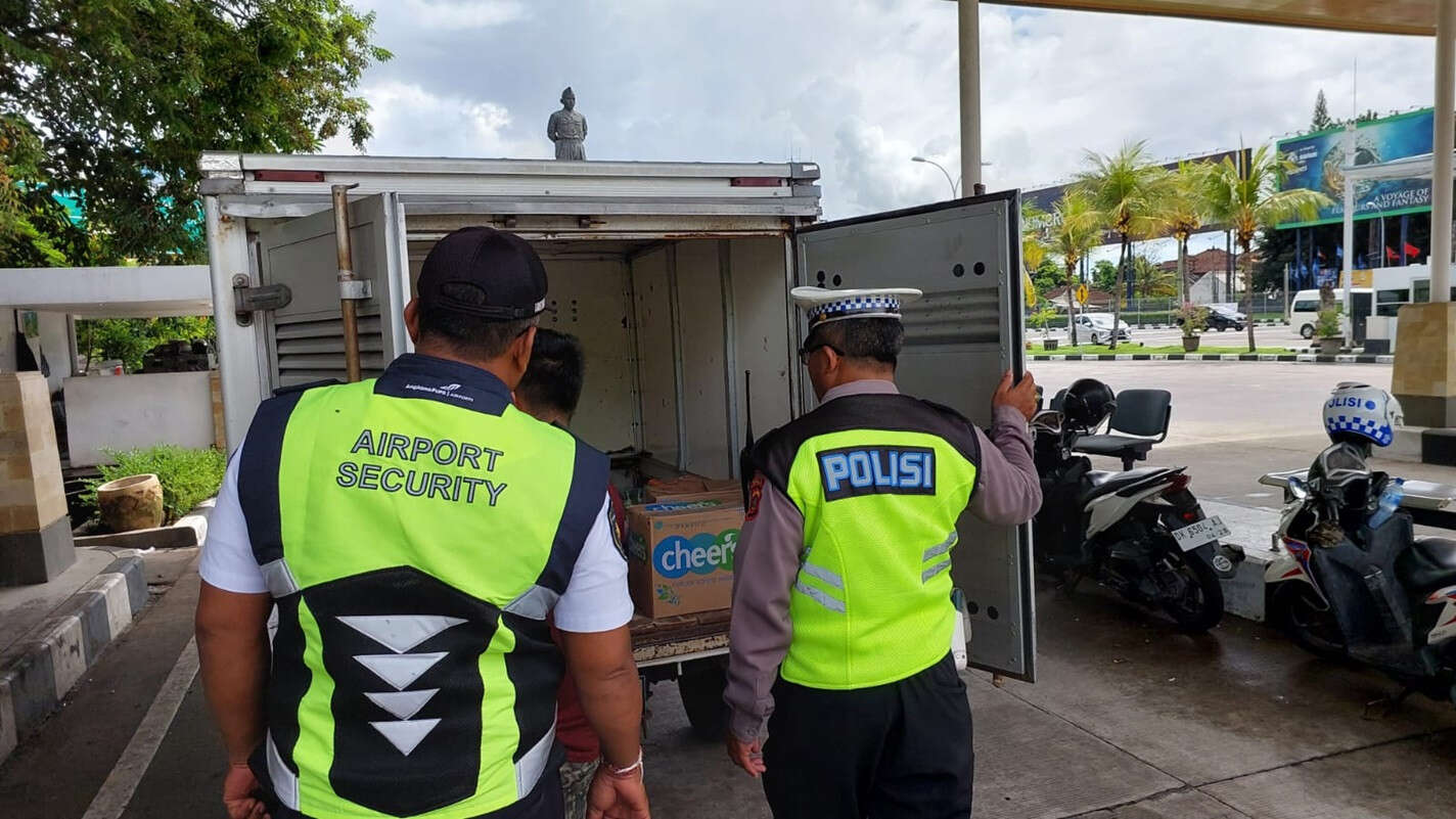 Polres Bandara Bali Siaga, Periksa Ketat Keluar Masuk Mobil Boks