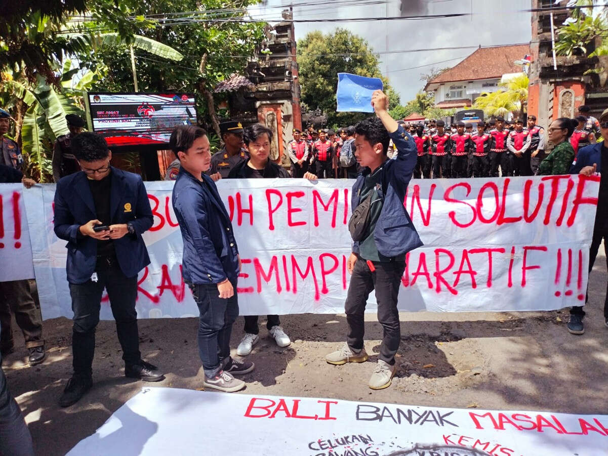 Mahasiswa Unud Bergerak, Pasang Spanduk Masalah Bali di Kantor KPU, Makjleb