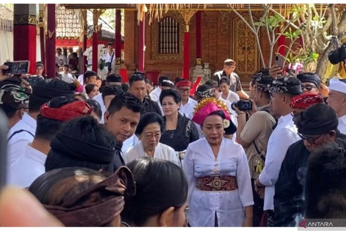 Mega dan Hasto Melayat ke Rumah Ibunda Wali Kota Denpasar, Sapa Warga