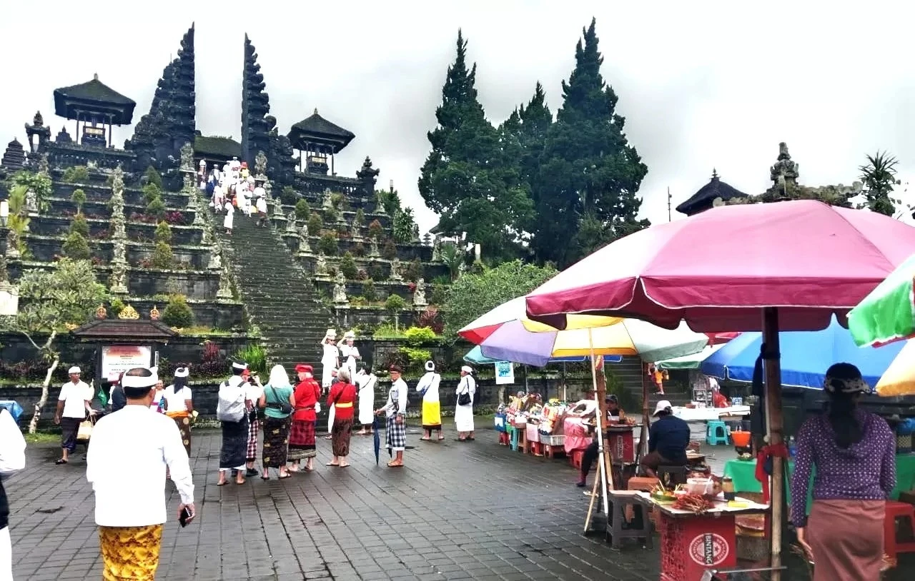 Keren, Pura Agung Besakih Bersih dari Sampah Plastik Tanpa Larang Pedagang Jual AMDK