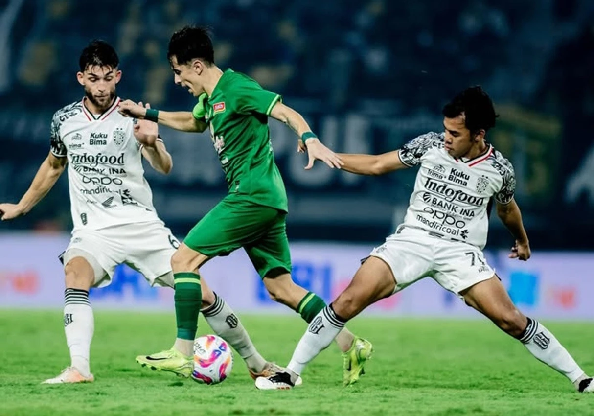 Uston Kecewa Persebaya Kalah Tragis, Sebut Kesalahan Sendiri, Puji Maringa