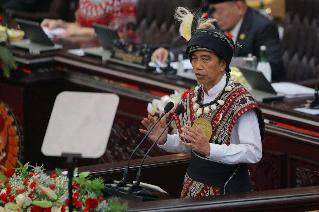 Luhut Ungkap Bansos Rp 250 Triliun Tidak Tepat Sasaran, Rocky Gerung: Jokowi Lagi, Jokowi Lagi