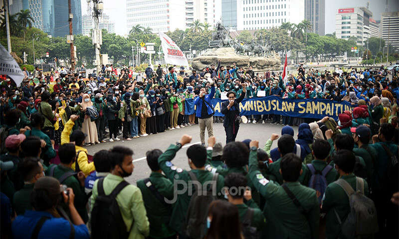 Mahasiswa Demo Tolak Pemangkasan Anggaran dan 3 RUU; TNI, Polri, Kejaksaan