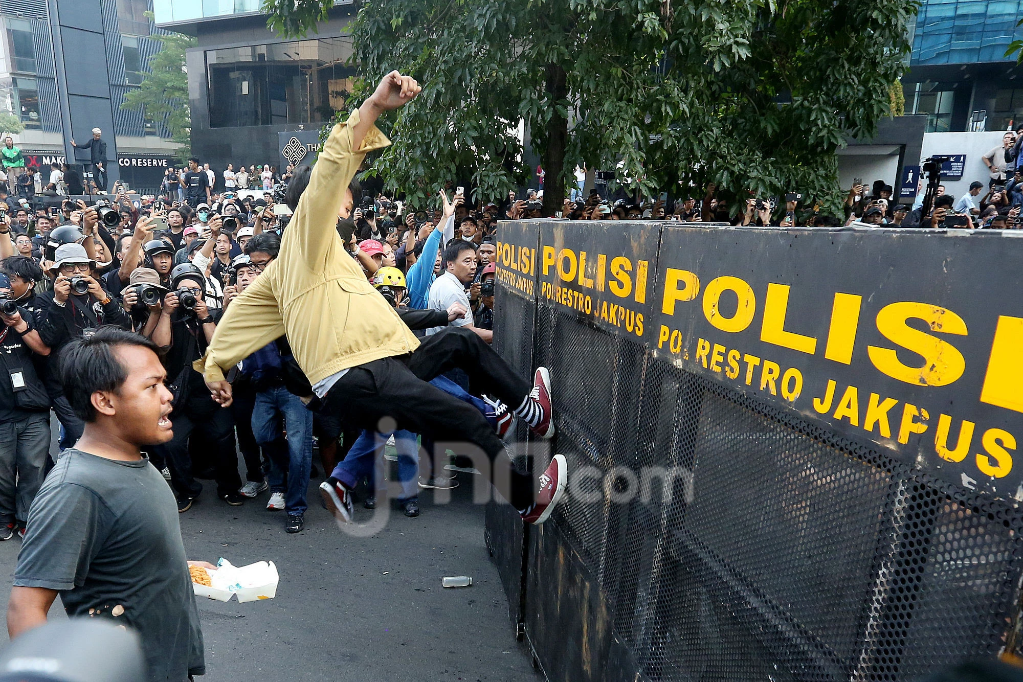 Demo Mahasiswa 12 Juni Sempat Memanas, Massa Membubarkan Diri Jumat Malam