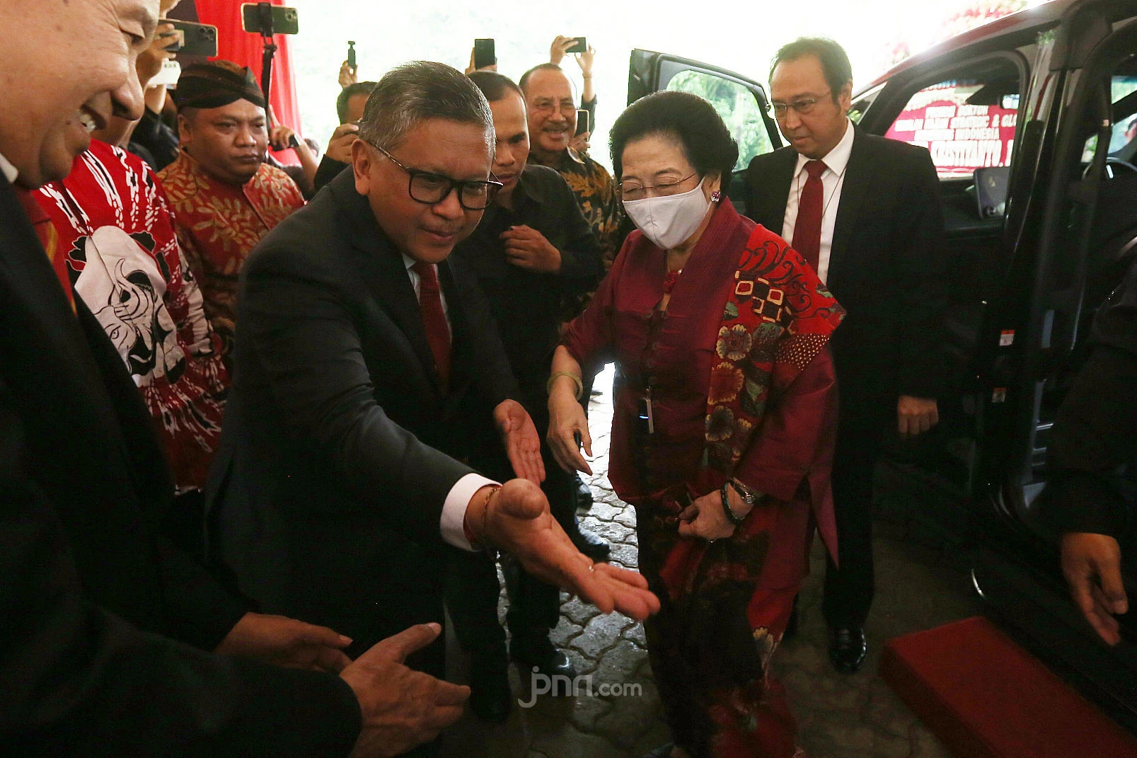 Bu Mega Rangkap Jabatan di PDIP, Kans Besar Hasto Bakal Jadi Sekjen Lagi