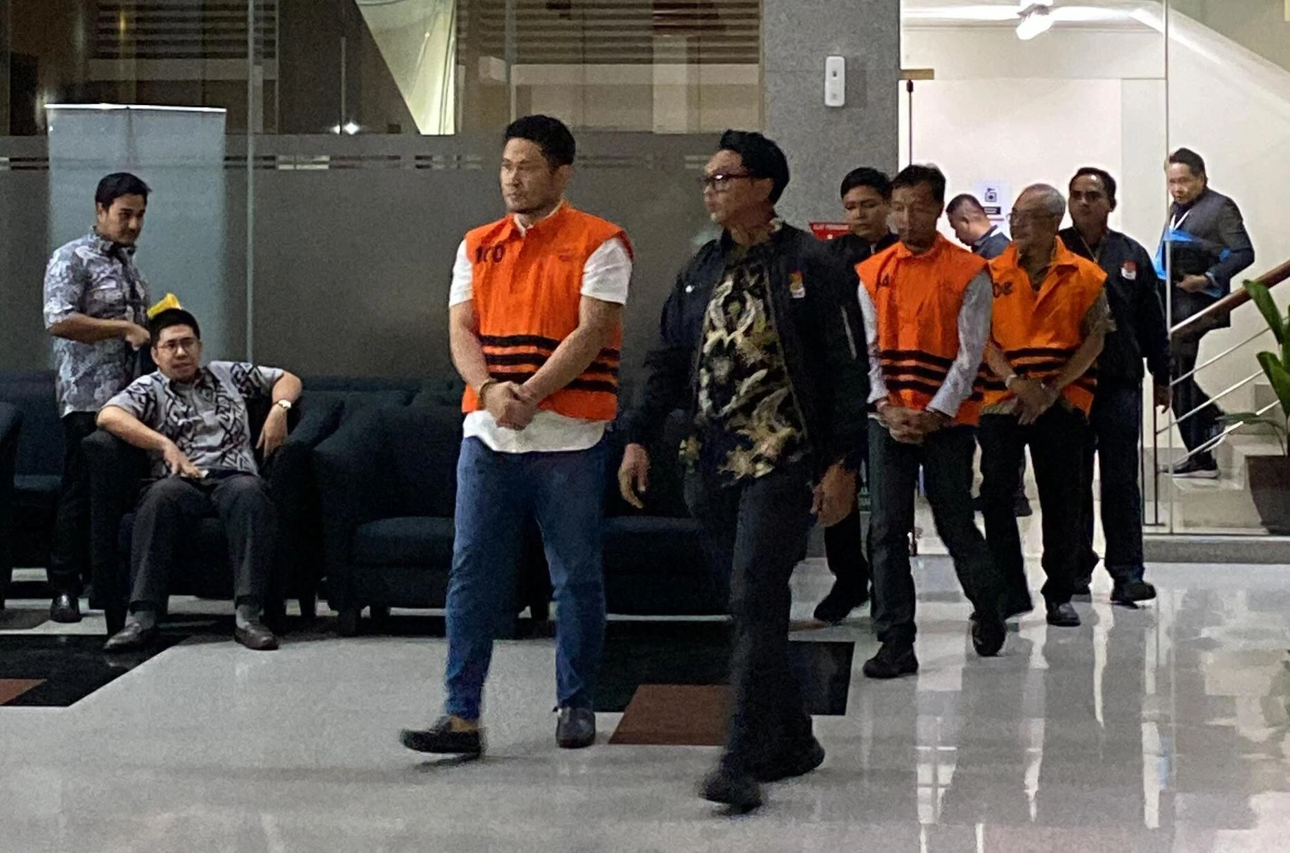 KPK Tahan 3 Tersangka Korupsi Gedung Lamongan, Negara Rugi Rp35,7 M