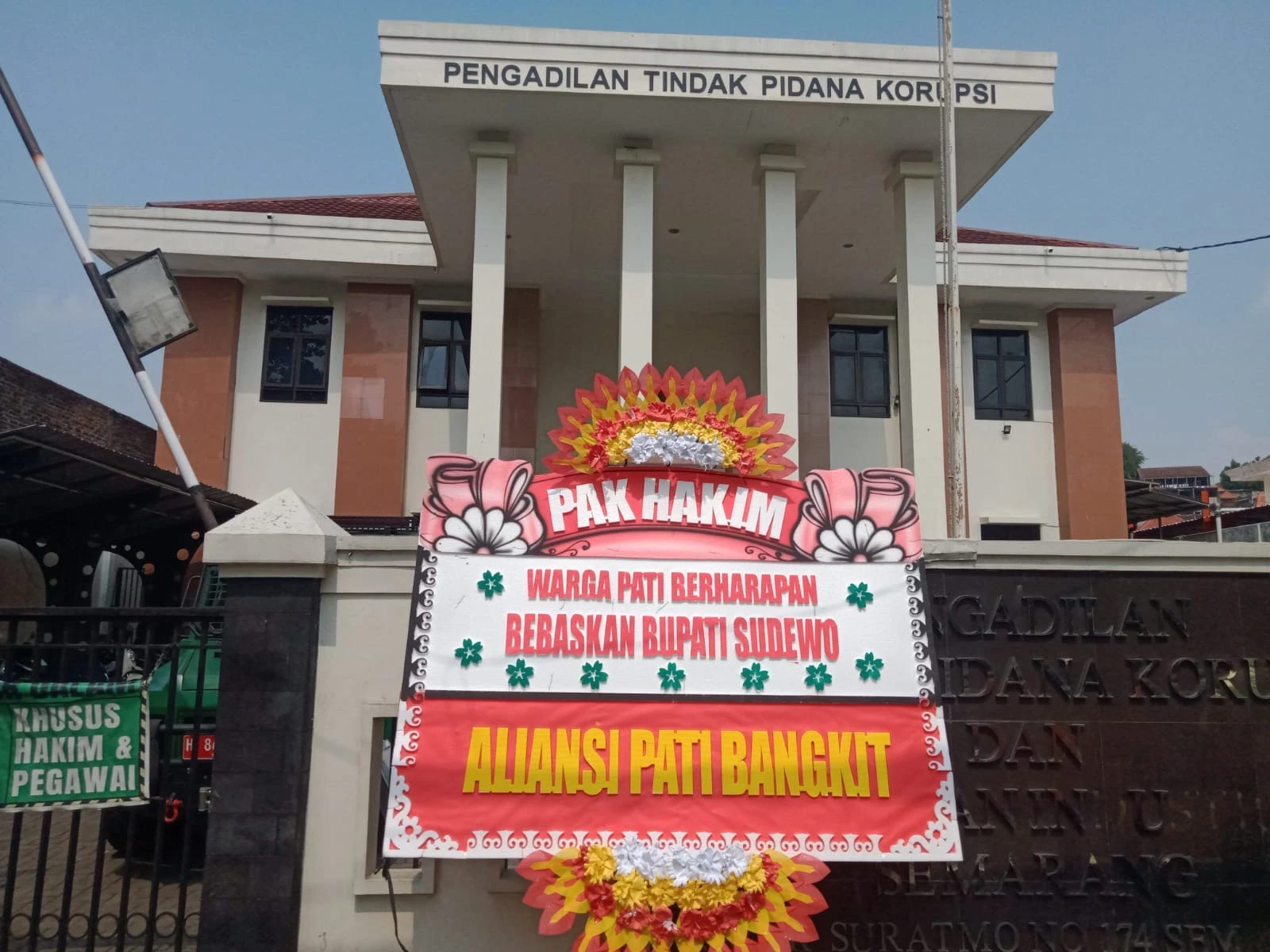 Serukan Pembebasan Sudewo, Warga Pati Kirim Karangan Bunga ke Pengadilan Tipikor