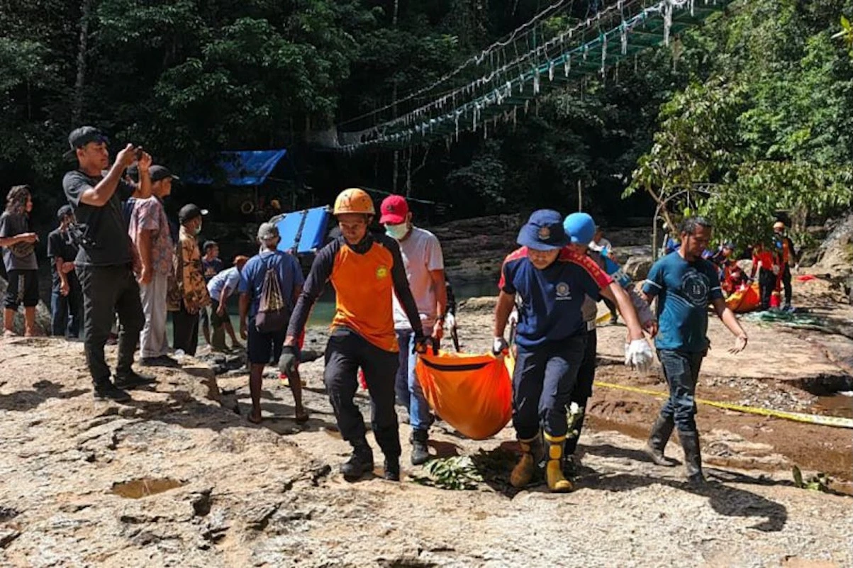 2 Turis Asing Tewas Terjatuh dari Jembatan Gantung Cunca Wulang