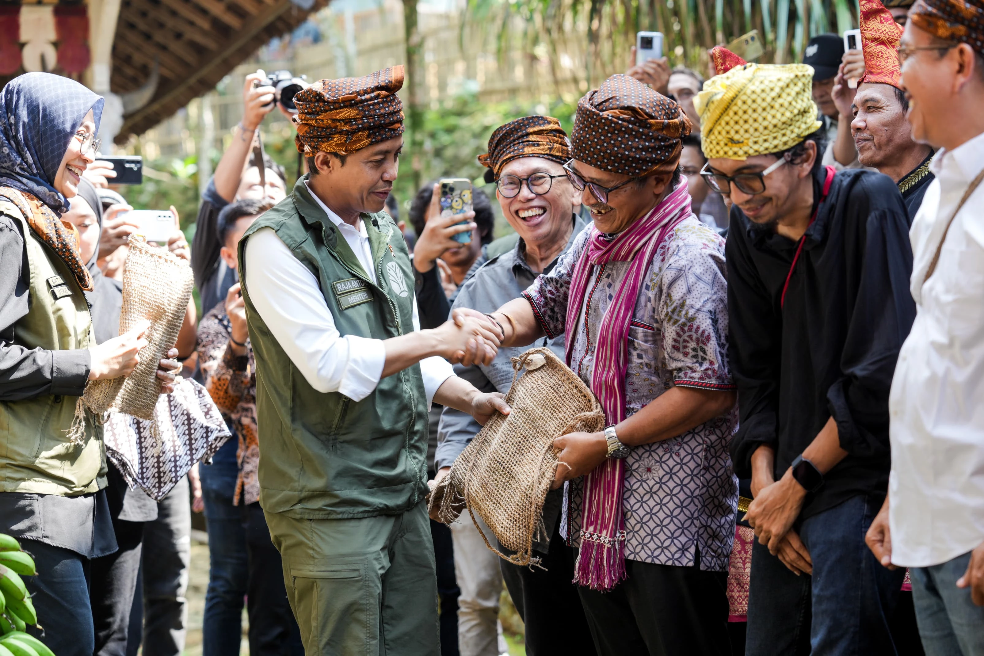 Ingin Putus Konflik Kerimbaan, Menhut Serahkan SK Hutan Adat