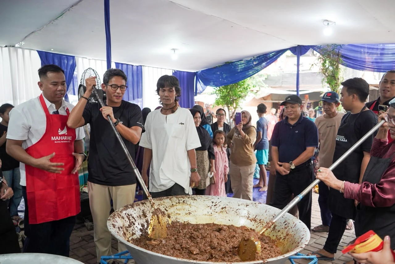 Sandiaga Uno Berbagi 1.000 Rendang di Kampung Cahaya Menteng Atas