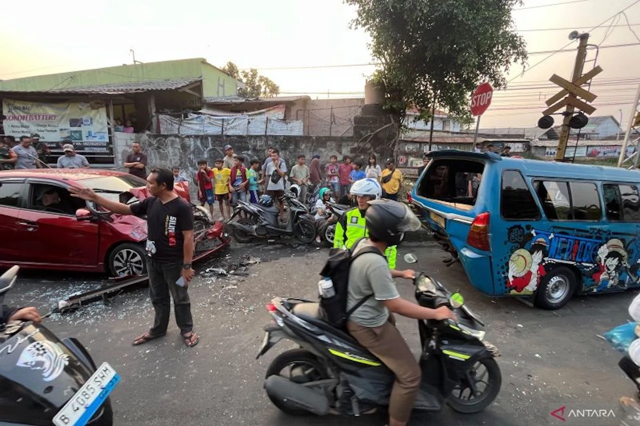 Tabrakan Beruntun 6 Kendaraan Terjadi di Perlintasan KA Bogor