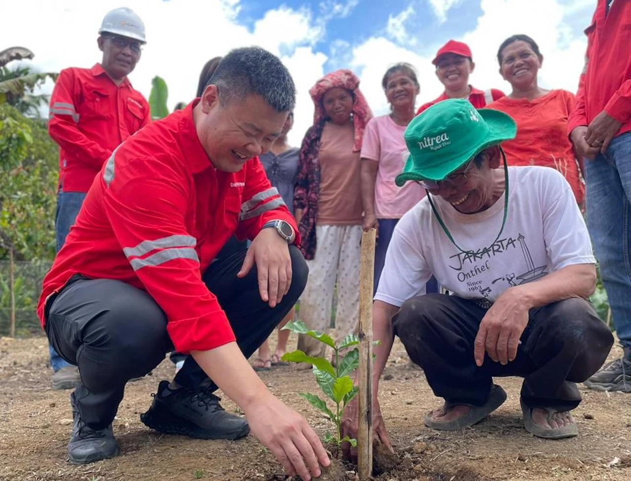 Sambut Hari Lingkungan Hidup, PT DPM Bagikan 1.400 Bibit Kopi dan Kemiri untuk Petani Dairi
