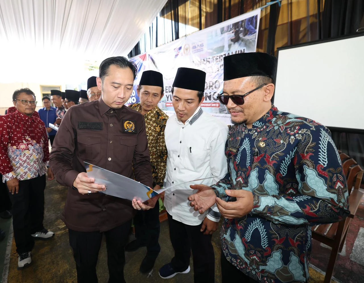 Serahkan Sertifikat Tanah Wakaf, Ibas Dorong Manfaat untuk Kepentingan Bersama