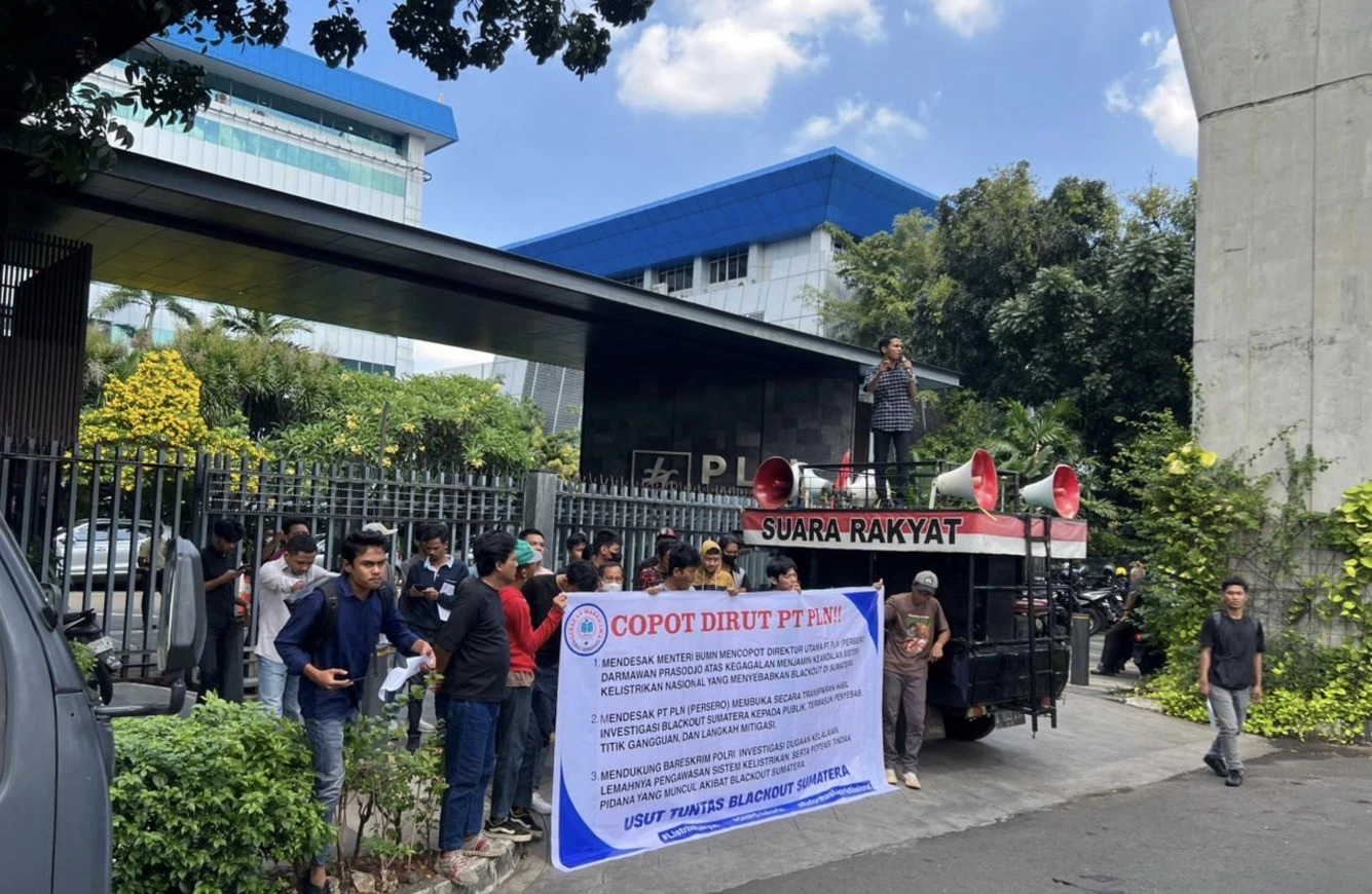 Buntut Blackout Sumatra, Mahasiswa Berdemonstrasi di Kantor PLN Pusat