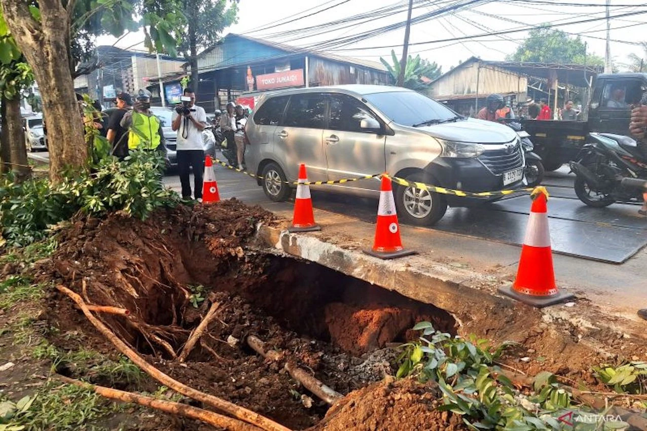 Jalan Lenteng Agung Amblas, Polisi dan Petugas Targetkan Perbaikan Rampung 14 Hari