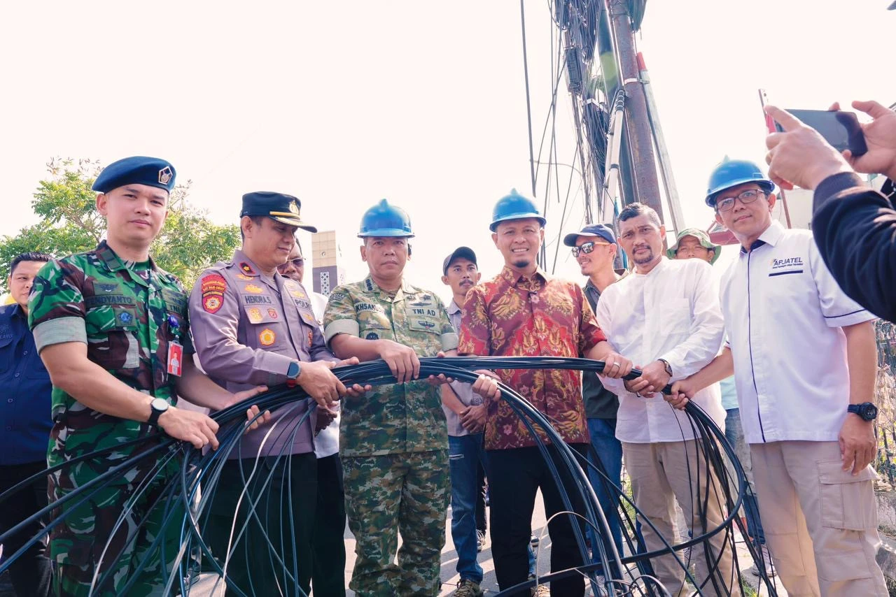Wali Kota Agung Potong Kabel yang Merusak Keindahan Pekanbaru