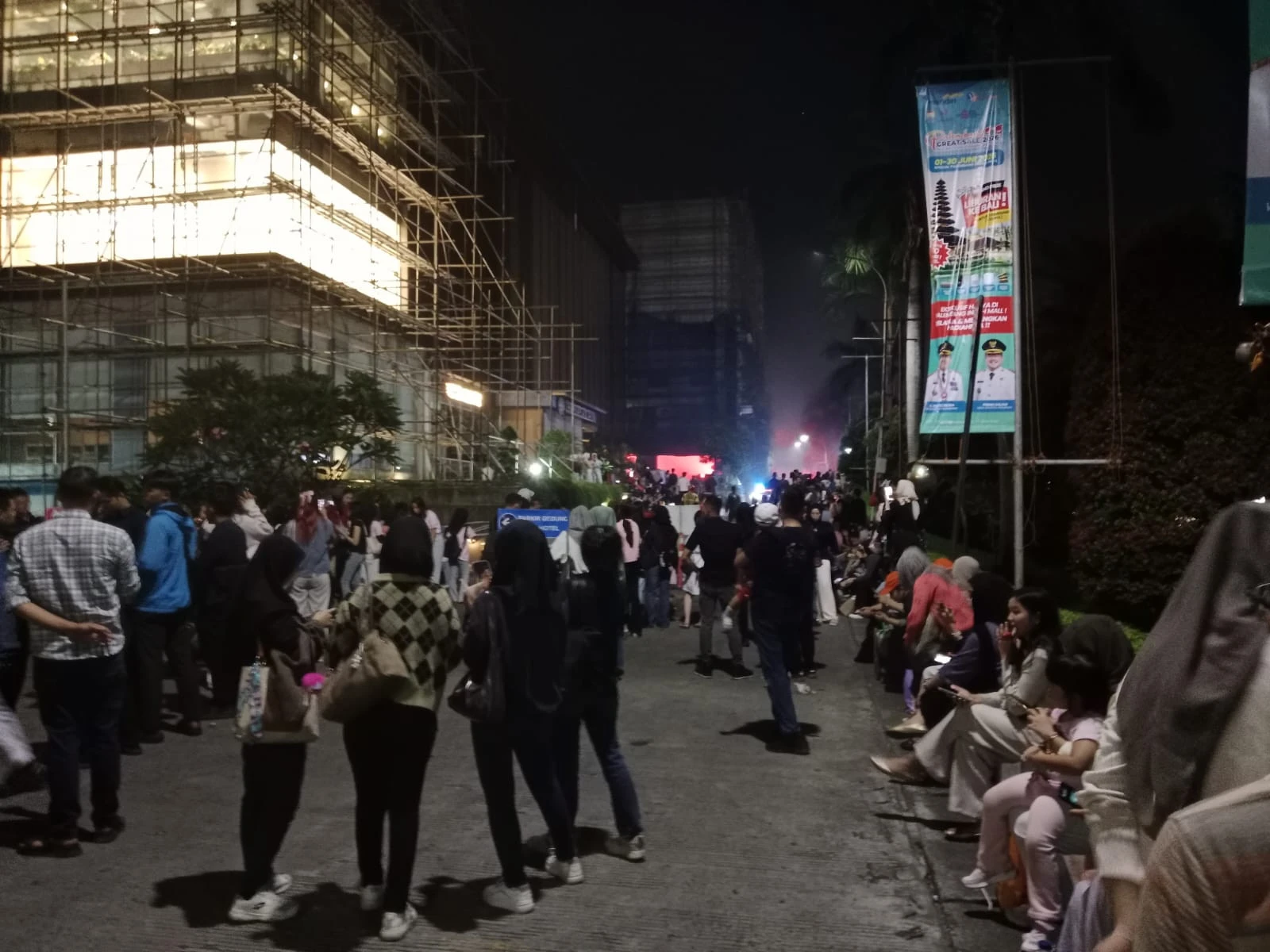 Asap Tebal Menyelimuti Palembang Indah Mall, Pengunjung Panik Berhamburan Keluar