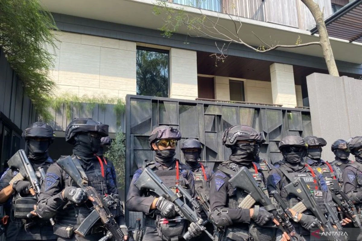Suasana Rumah Silmy Karim yang Digeledah KPK, Ada Personel Bersenjata
