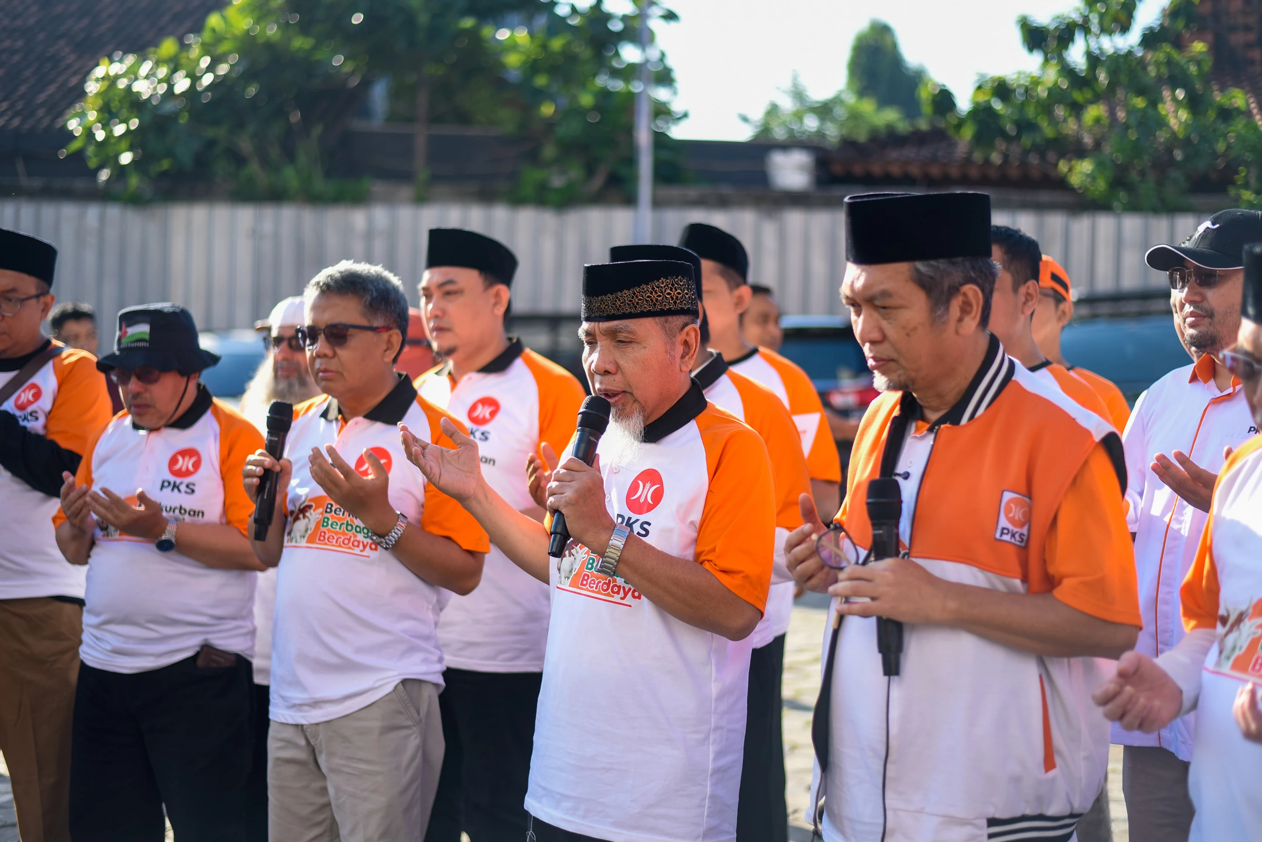 Sambut Iduladha, PKS Salurkan Enam Sapi ke Daerah Bencana Sumatra