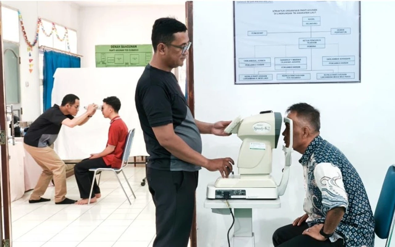 OWL Eyewear Indonesia Berbagi Kacamata