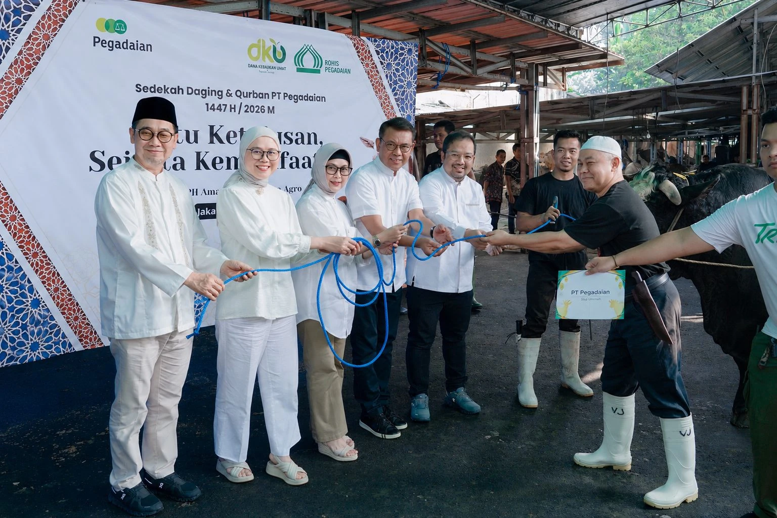 Rohis Pegadaian Distribusi 4.500 Paket Daging Kurban