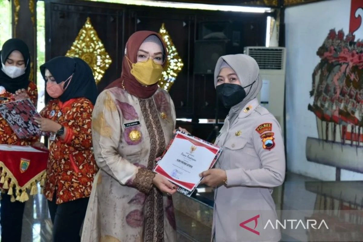 KPK OTT Bupati Sukoharjo Etik Suryani terkait Pemerasan