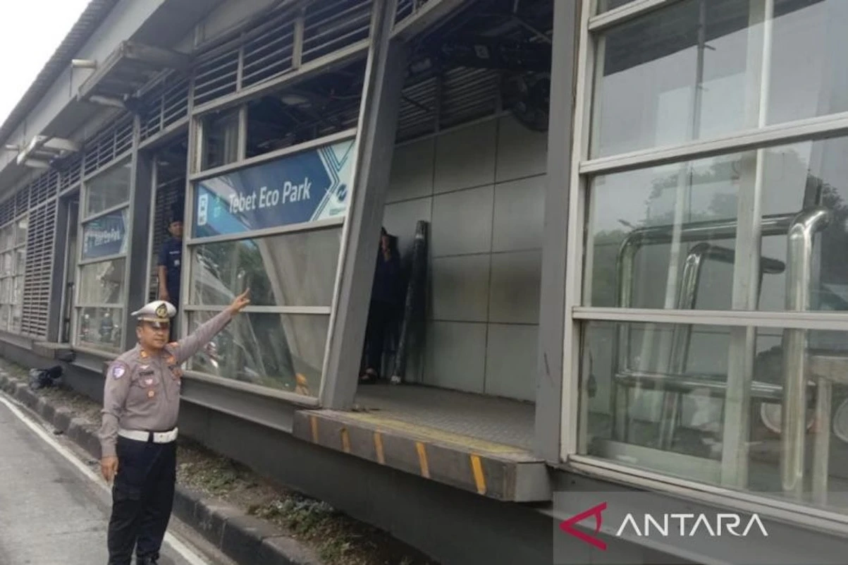 Truk Tabrak Halte Transjakarta Tebet Eco Park, Pengemudi Diburu Polisi