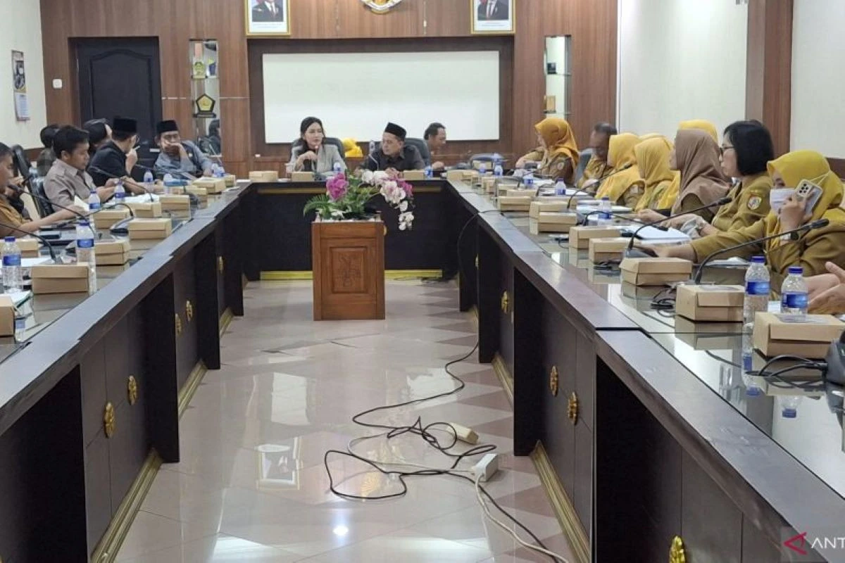 Anggota DPRD Jember Main Gim dan Merokok saat Rapat Ternyata Kader Gerindra