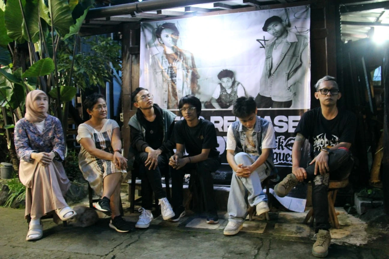 Bayu Randu Terlibat, Black Langues Perkenalkan Lagu Happy
