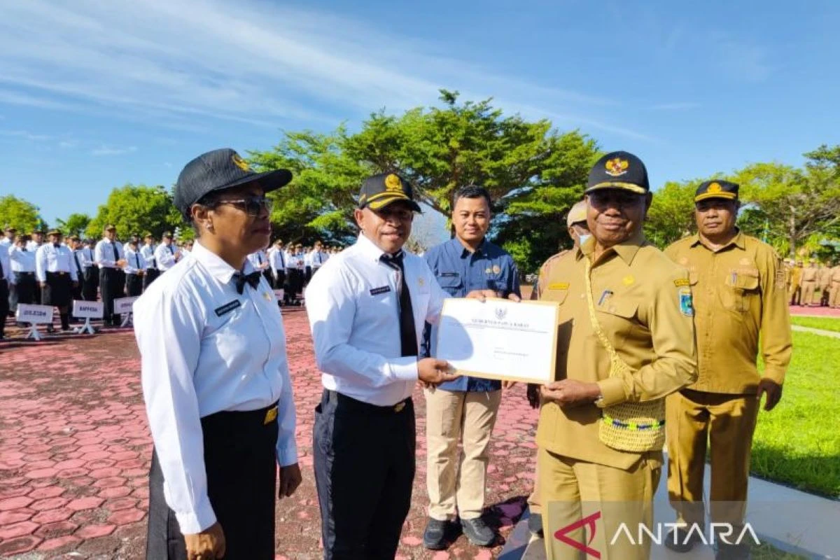 Serahkan SK CPNS dan PPPK, Gubernur Dominggus: Tidak Boleh Ada yang Protes