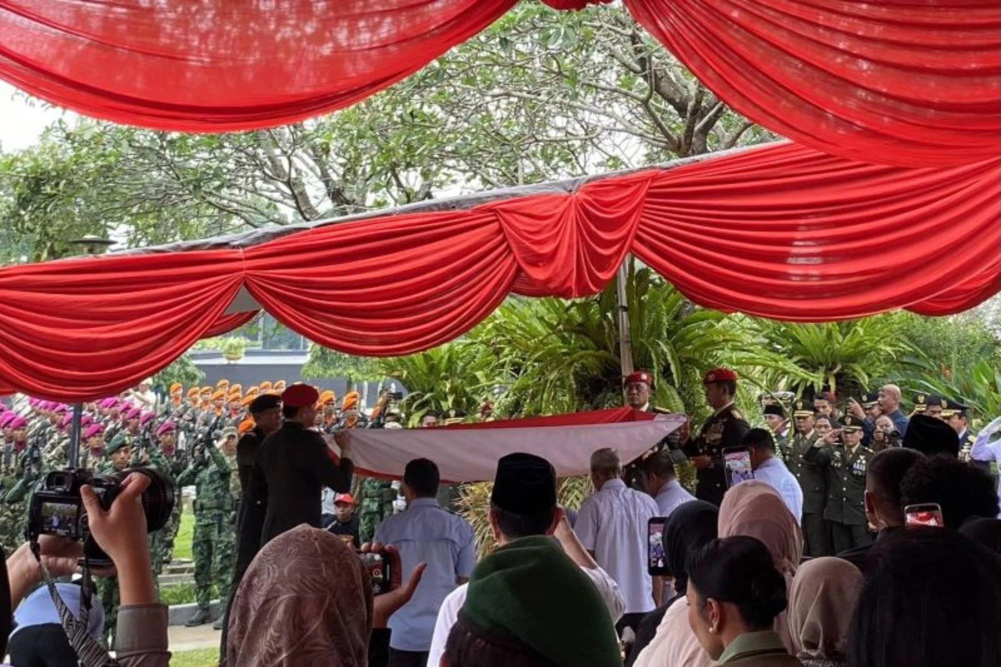 Menhan Pimpin Upacara Pemakaman Ryamizard Ryacudu Secara Militer