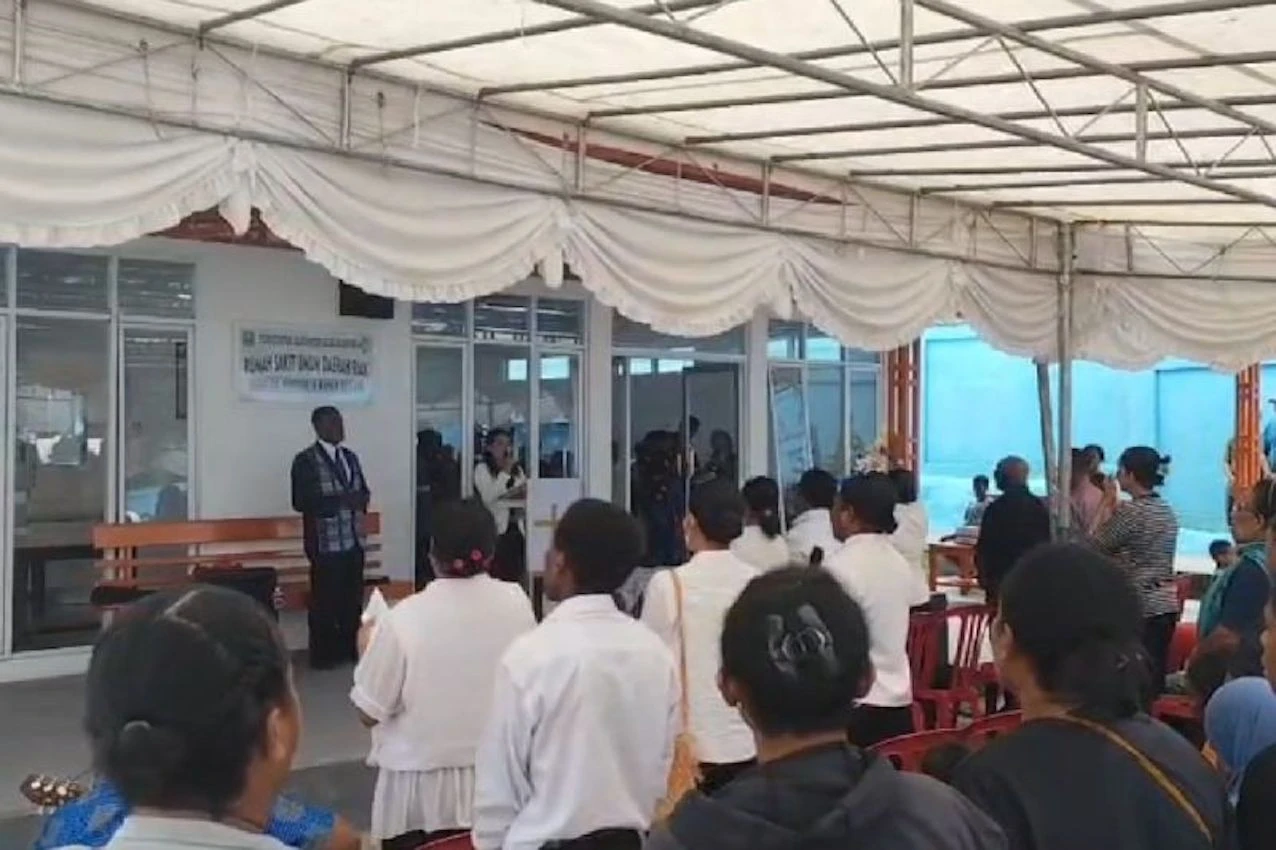Isak Tangis Keluarga Iringi Pemakaman 5 Korban Ledakan Bom Bekas PD II di Biak