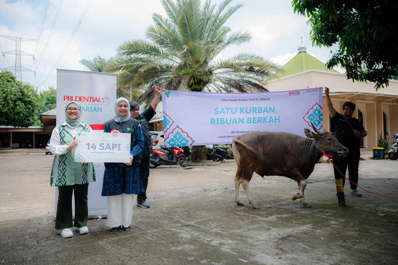 Prudential Syariah Bagikan Daging Kurban untuk Komunitas Rentan