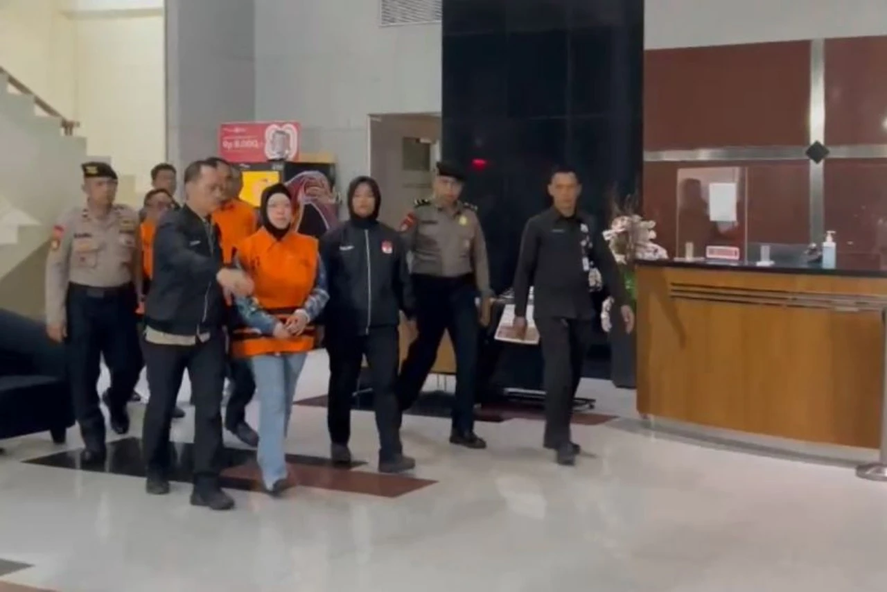 KPK Tahan Bupati Sidoarjo Etik Suryani