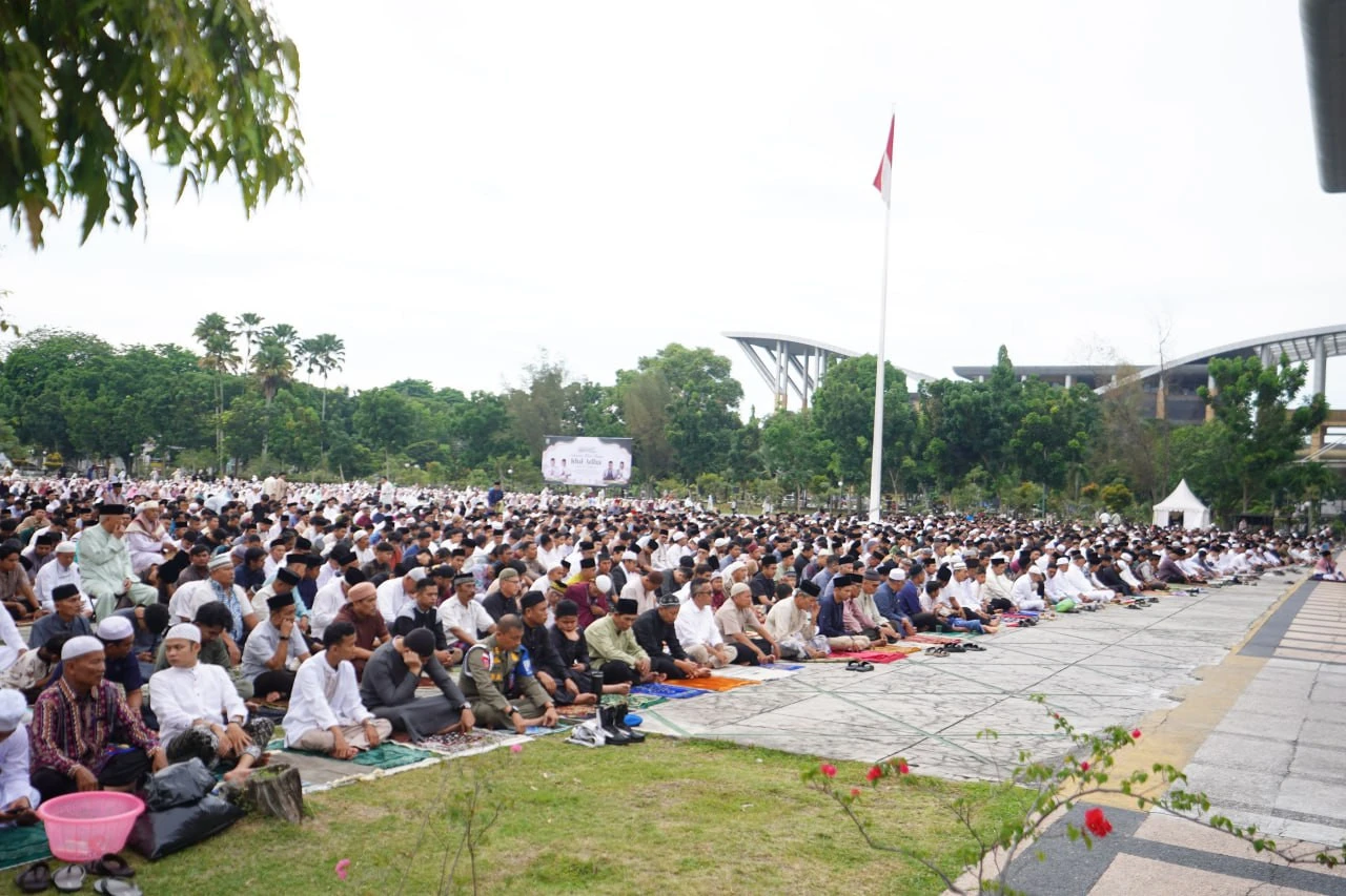 Ribuan Warga Salat Iduladha di Kantor Gubernur Riau