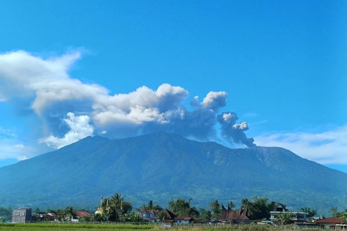 Gunung Marapi Erupsi, Semburkan Abu Vulkanik Setinggi 2.000 Meter